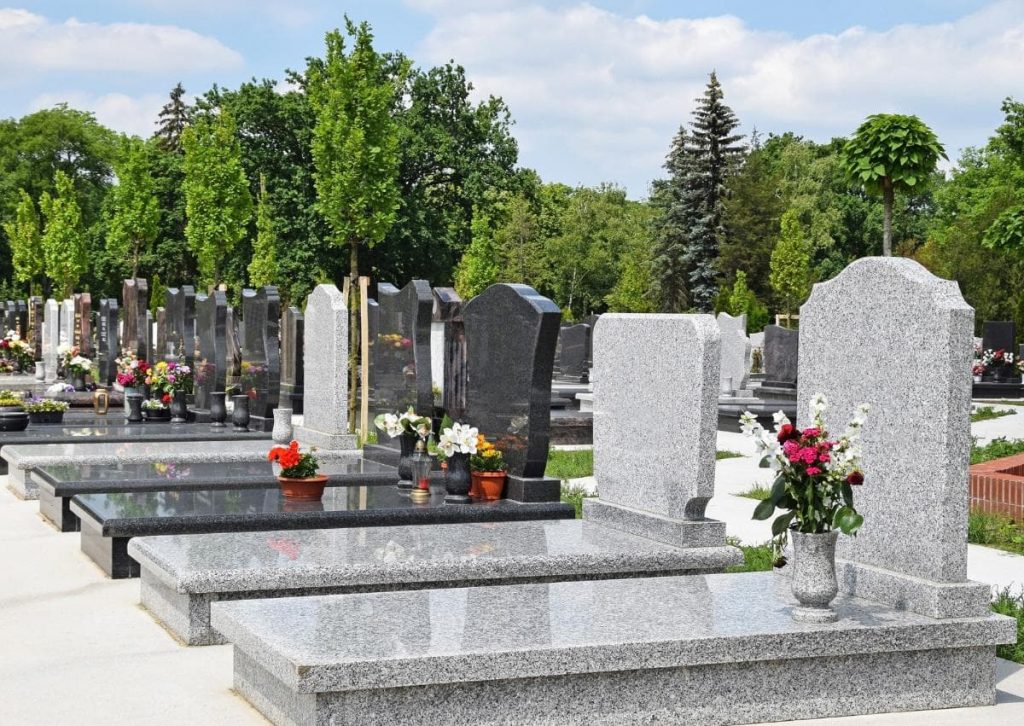 plusieurs monuments dans un cimetière